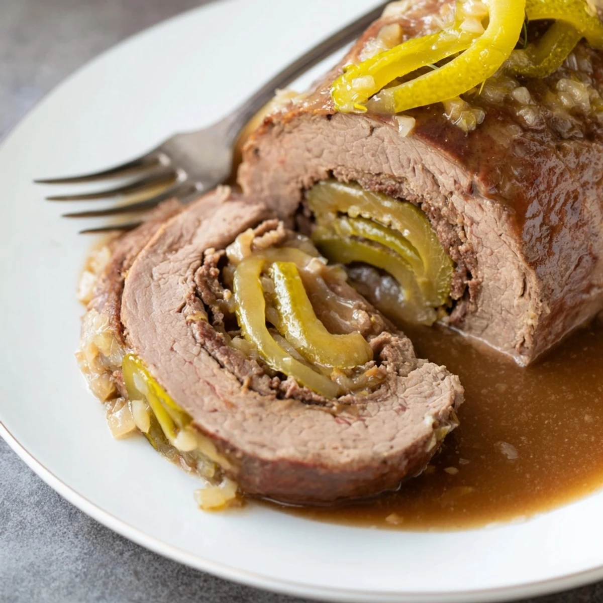 Die klassisch deutsche Beef Rouladen serviert mit würziger Bratensoße und frischem Gemüse.