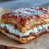 Frisch gebackene Guava Cheese Pastries mit zuckriger Puderzuckergabe serviert