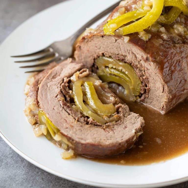 Die klassisch deutsche Beef Rouladen serviert mit würziger Bratensoße und frischem Gemüse.