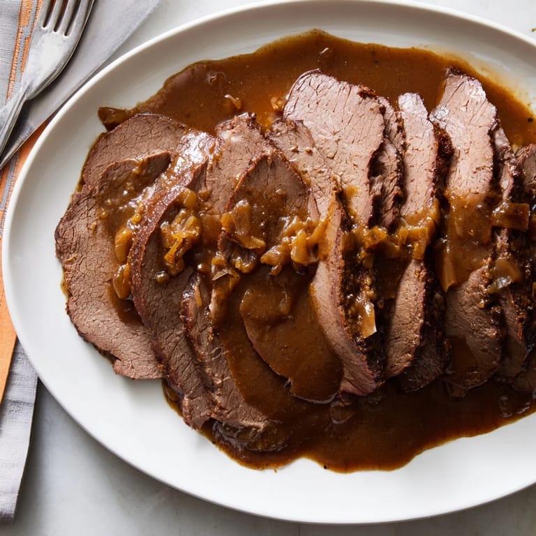 Traditioneller Sauerbraten, mariniert in einer süß-sauren Mischung, serviert mit Gemüse.