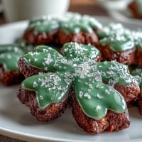 Festliche St. Patrick's Day-Schildkröten-Zuckerplätzchen mit glatter grüner Royal Icing, perfekt für die irische Feiertagsfeier.