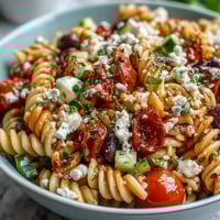 Farbiger Nudelsalat mit knackigem Gemüse und cremigem Mozzarella in italienischem Dressing.
